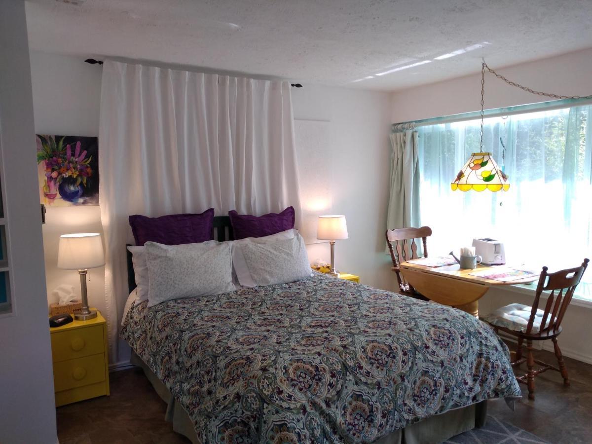 At Nautica Tigh Private Keypad Entrances Bed and Breakfast Qualicum Beach Eksteriør billede