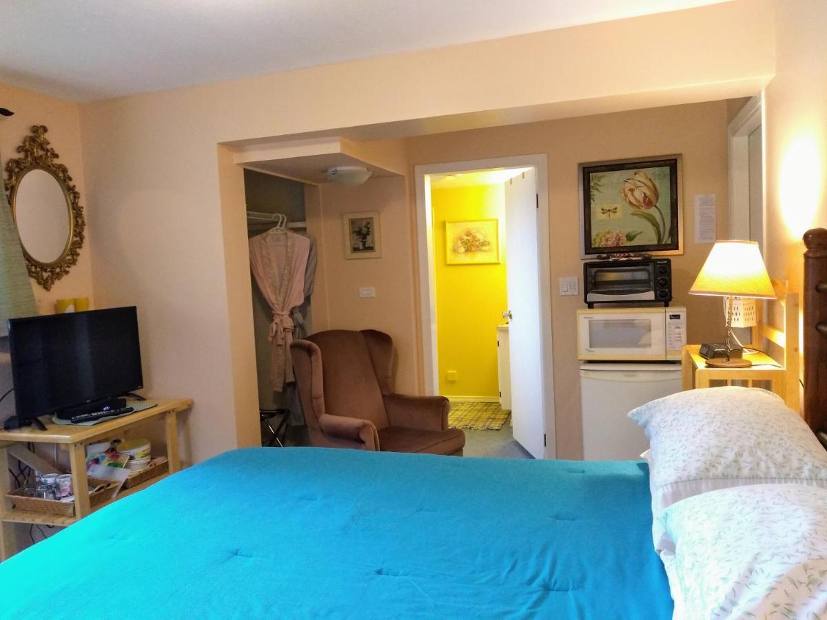 At Nautica Tigh Private Keypad Entrances Bed and Breakfast Qualicum Beach Eksteriør billede