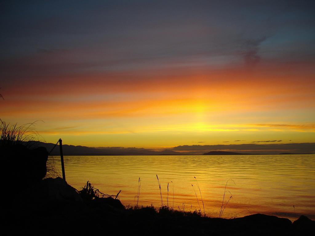 At Nautica Tigh Private Keypad Entrances Bed and Breakfast Qualicum Beach Eksteriør billede