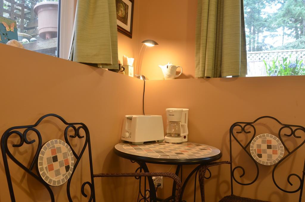 At Nautica Tigh Private Keypad Entrances Bed and Breakfast Qualicum Beach Eksteriør billede