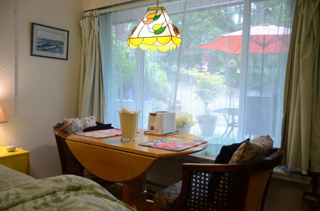 At Nautica Tigh Private Keypad Entrances Bed and Breakfast Qualicum Beach Eksteriør billede
