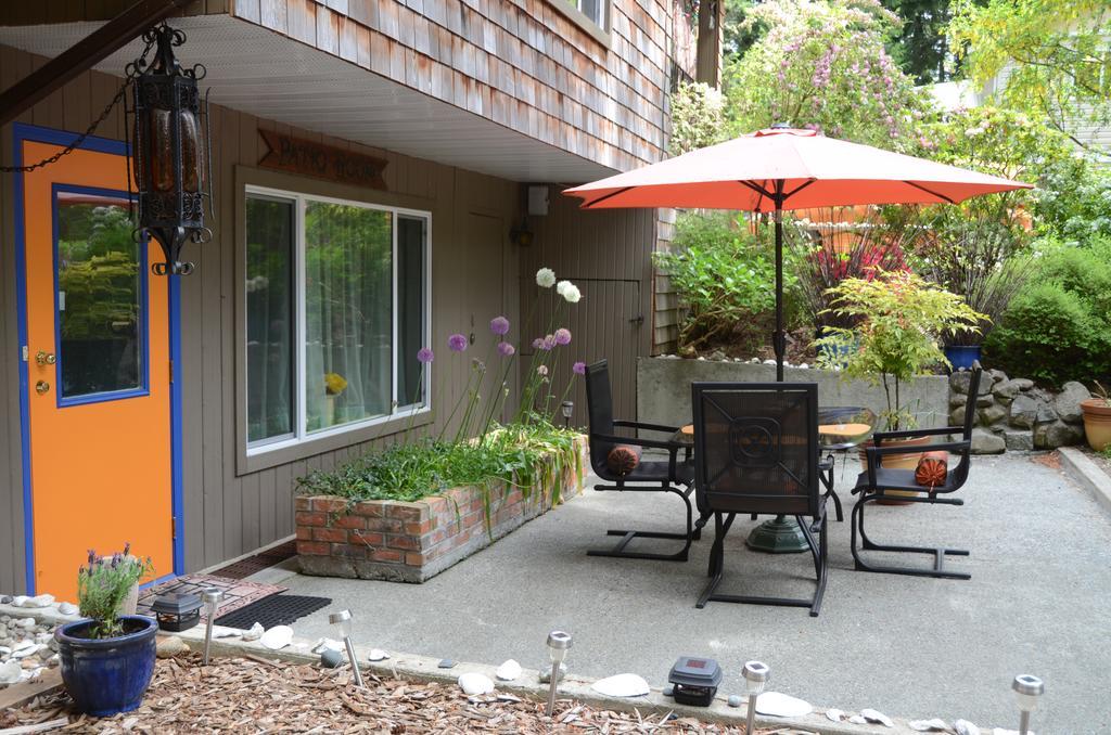At Nautica Tigh Private Keypad Entrances Bed and Breakfast Qualicum Beach Eksteriør billede
