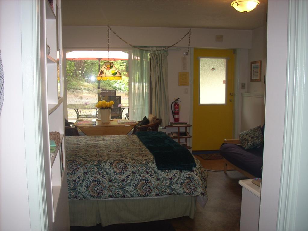 At Nautica Tigh Private Keypad Entrances Bed and Breakfast Qualicum Beach Eksteriør billede